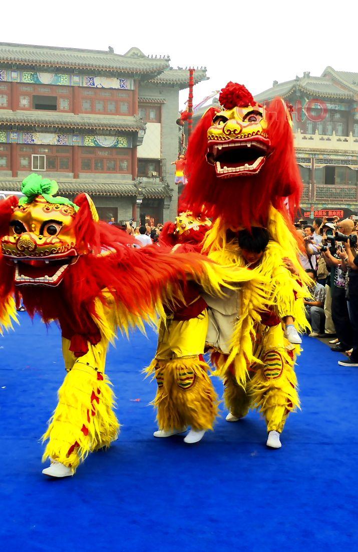 北京舞龙舞狮团介绍中国的民间艺术