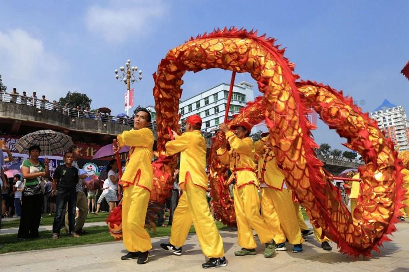 成都舞龙舞狮告诉你大型梅花桩舞狮标准