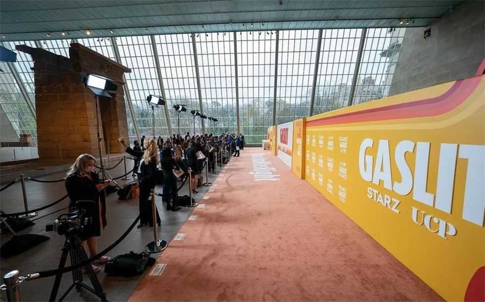 《煤气灯》首映式活动策划在艺术博物馆设置了22米长的红毯仪式背景